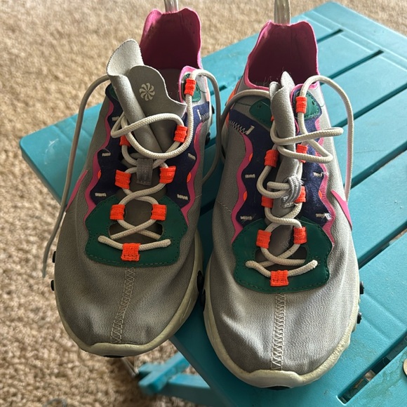 Pair of size 9 Nikereact - Picture 2 of 7